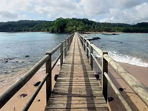 Мост, соединяющий острова Бомбом и Принсипи