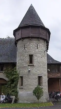 Одна из угловых башен