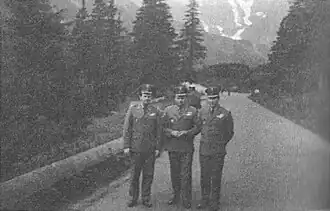 Офицеры Карпатской и Верхнесилезской[пол.] бригад ВОП после обеспечения связи, июнь 1987 года. Слева направо: полковник Марьян Ковальский (начальник штаба Карпатской бригады ВОП), полковник Стефан Гацек (начальник штаба Верхнесилезской бригады ВОП), подполковник Збигнев Гнедюк (начальник оперативно-учебного отдела Верхнесилезской бригады ВОП)