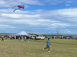 Мальчик с воздушным змеем на гастрофестивале «Боргойская баранина»