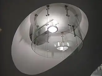 Световые ниши на потолке станции