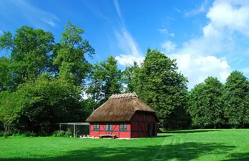 Старинный жилой дом рядом с замком