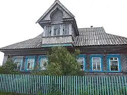 Старинный деревянный жилой дом в деревне Раменье, входящей в состав села Борзыни.