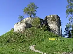 Старая крепость у города