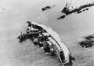 Полузатопленный "Бойкий" в Норвежском море.