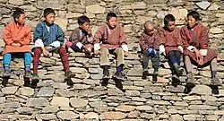 Бутанские мальчики, одетые в гхо