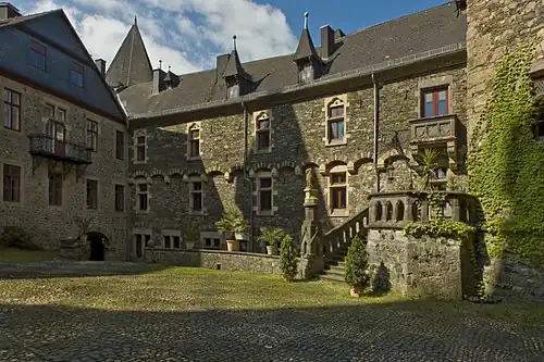 Внутренний двор замка