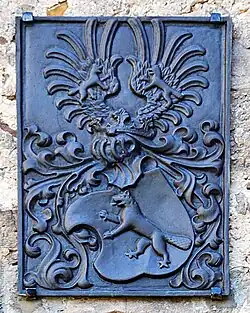 Родовой герб барнов фон Бибр на фасаде замка