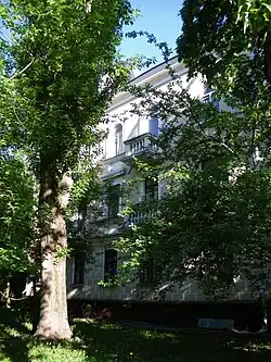 Двух- трёхэтажный дом 6 по Бронницкой улице.