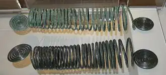 Большие бронзовые браслеты из коллекции Форро на выставке в Британском музее