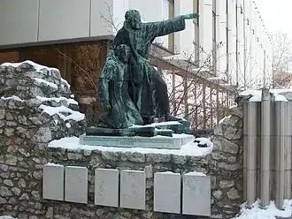 Юлиан и Герард. Скульптура работы Антала Кароя[англ.]. Будапешт