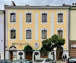 Отель «Бристоль» — здание, в котором в 1920—1922 годах размещались Совет, Правительство и Главный атаман Вооружённых сил УНР Симон Петлюра. Тарнув, Польша