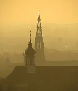 Монастырь Марии помогающей (слева) и церковь св. Петра и Павла (справа)