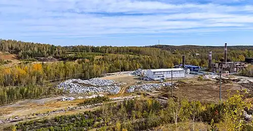 Справа бывшая котельная для отопления наземных сооружений рудоуправления