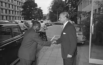 Сигизмунд фон Браун встречает посла Ганы Теодоре Овусу Азаре (1959)