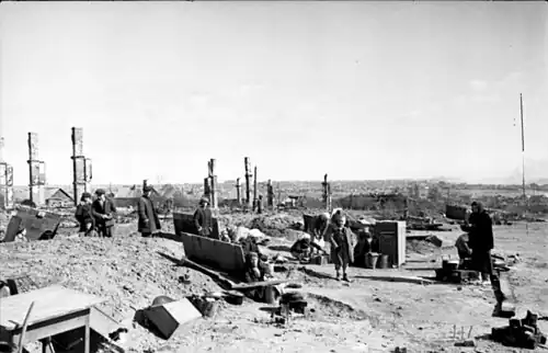 Гражданское население среди сожжённого дотла села