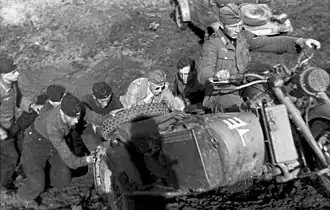 Солдаты толкают мотоцикл 6-й танковой дивизии, лето 1943 года