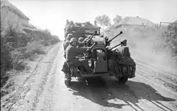 2 cm FlaK-Vierling 38 буксируется в походном положении на колёсном ходу; Восточный фронт, 1943 год.