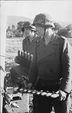 Артиллеристы с боеприпасами для 3,7 cm FlaK 43.