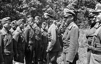 Генерал Хёрнляйн с солдатами «Великой Германии» в России, 1943 год.