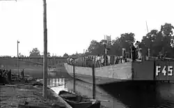 MFP типа C (бортовой номер F 456) в Осере перед погрузкой на низкорамную платформу и последующей отправкой по суше в Шалон-сюр-Сон, и далее водным путём Сона — Рона — Средиземное море (июнь 1943 года).