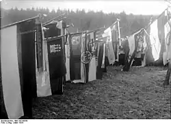 Флаг Бисмаркюгенда вместе с флагами других правых организаций перед склепом Бисмарка