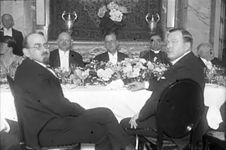 Жорж Блэн на заднем плане в центре. 1928