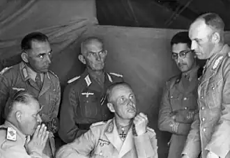 Энеа Наварини (сидит слева от Эрвина Роммеля)