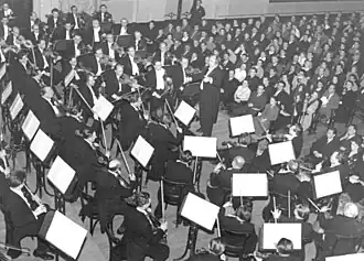 Лейпцигский оркестр Гевандхауза под управлением Франца Конвичного исполняет Симфонию №4 А. Брукнера на фестивале «Пражская весна» в 1954 году.