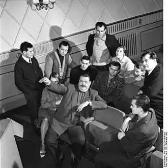 Максим Валлентин (в центре) с группой актёров берлинского Театра им. Максима Горького