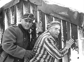 М. М. Мельман в фильме «Wege übers Land» (1968), справа, в роли проф. Пинарского