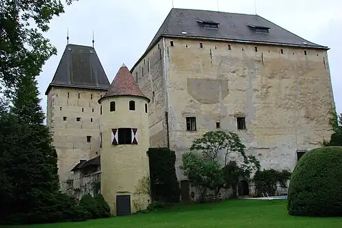 Западная и юго-западная башни замка