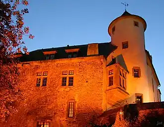 Угловая башня главного здания замка