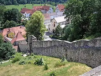 Остатки стен о замка к городу