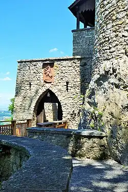 Ворота при входе в замок