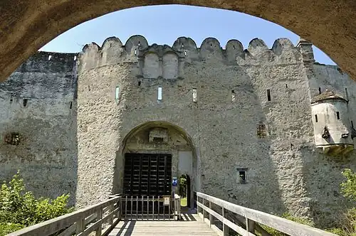 Ворота, ведущие внутрь замка