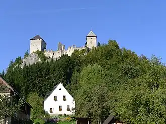 Вид замка снизу