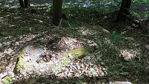 Крупный блок песчаника, с выдолбленным отверстием