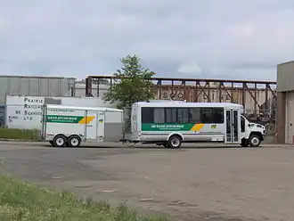 Микроавтобус Саскачеванской транспортной компании с прицепом