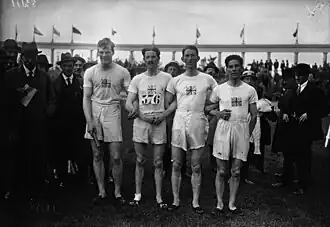 Британская команда эстафеты на Олимпиаде в Антверпене, Эйнсуорт-Дэвис второй слева