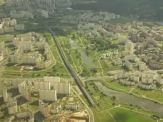 Вид на эстакадную Бутовскую линию с высоты. Станция «Бунинская аллея» — типичный пример эстакадной станции, расположенной в районе с разреженной застройкой.