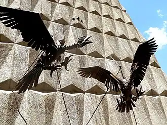 Боковой фасад украшен скульптурой двух кондоров в полете, работа художника Рикардо Переса Алькала[исп.]