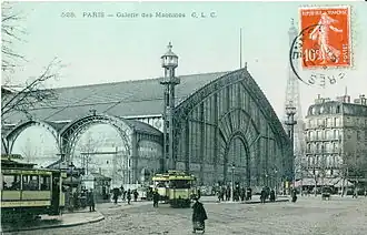 Трамвайная остановка перед павильоном машин (La Galerie des Machines).