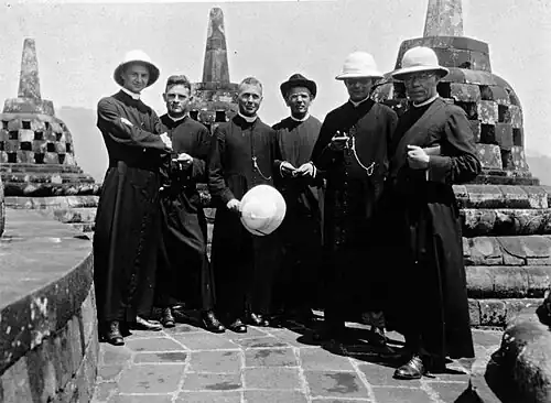 Миссионеры в Боробудуре, 1929 год