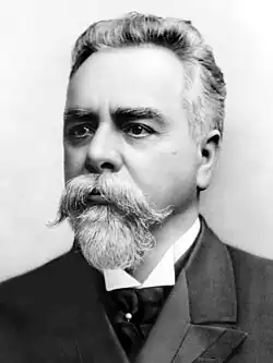 Чёрно-белый портрет Мануэла Ферраза ди Кампус Салиса в костюме с бородой и усами.