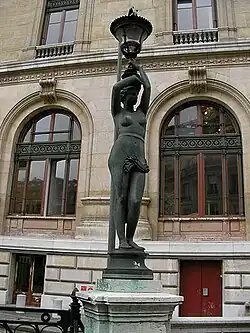 Кариатида. Фонарь перед входом в Опера Гарнье.