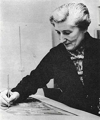 Кармен Диллон за работой у себя в офисе в Pinewood Studios