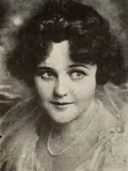 Кэрол Холлоуэй в 1918 году