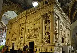 «Casa Sancta» внутри базилики святой хижины в Лорето, Марке