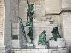 Группа статуй у основания собора
